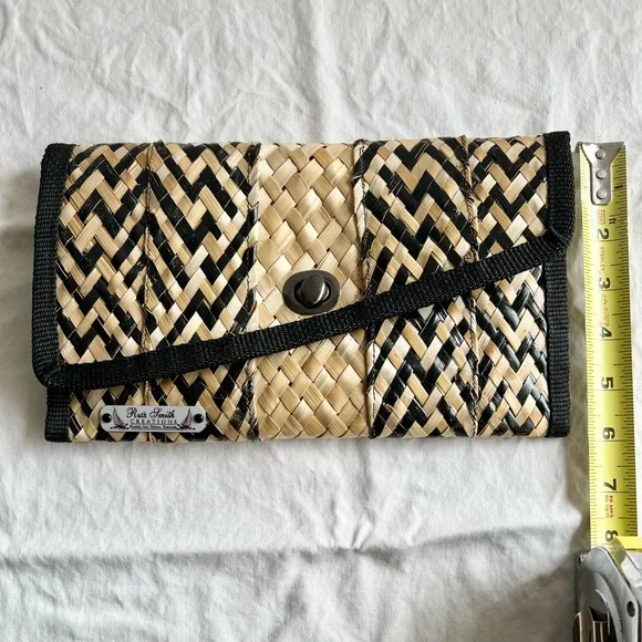 Ruth Smith / Handwoven Straw Clutch / Staniel Cay, Bahamas - Picture 7 of 8